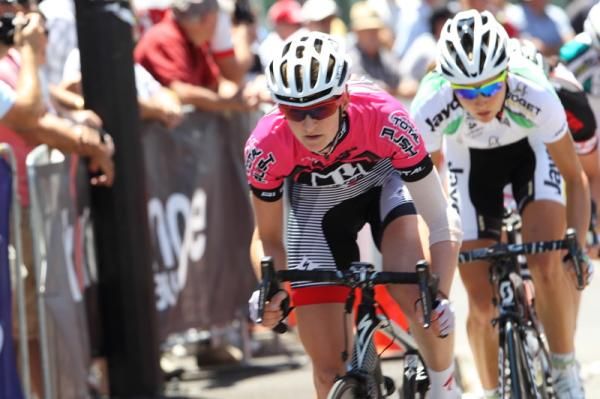Winner in Geelong, Loren Rowney (Total Rush) leads Shara Gillow (GreenEDGE)