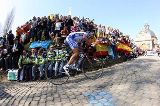 Stijn Devolder on the Kapelmuur in 2009.