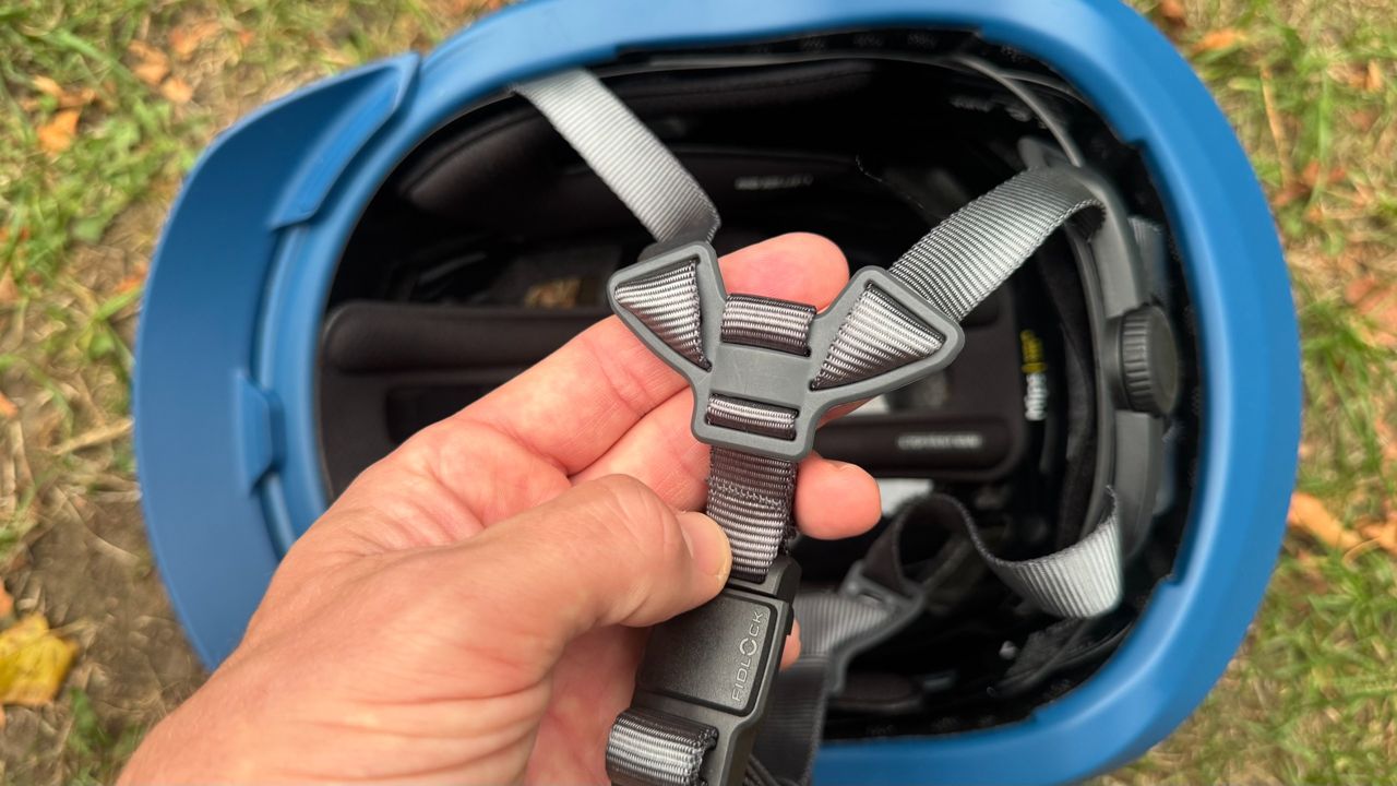 The adjustable strap divider on the Unit 1 Aura