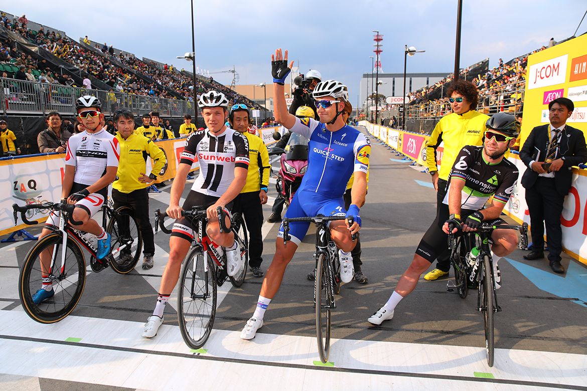 Marcel Kittel salutes the crowd before his sprint heat.