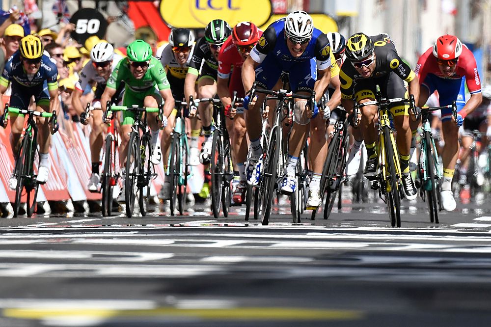 Marcel Kittel (Etixx-QuickStep) wins the photo-finish sprint ahead of Bryan Coquard (Direct Energie)