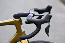 Close up of the ENVE handlebars on the Fray bike