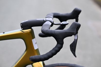 Close up of the ENVE handlebars on the Fray bike