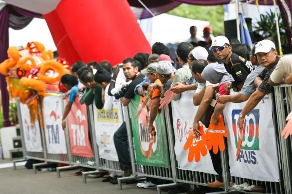 The crowds await the finish.