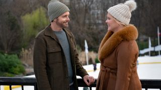 Will Forte as Josh and Amy Schumer as Lainy holding hands in Kinda Pregnant