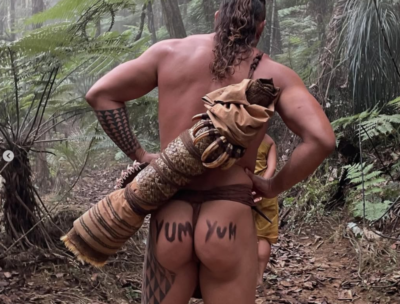 Jason Momoa Savaş Şefi 'Yum Yum & quot; poposuna boyanmış.