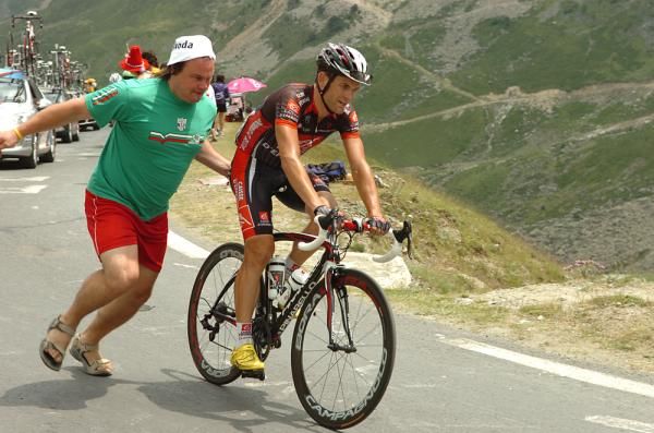 A fan helps out JJ Rojas on the Tourmalet.