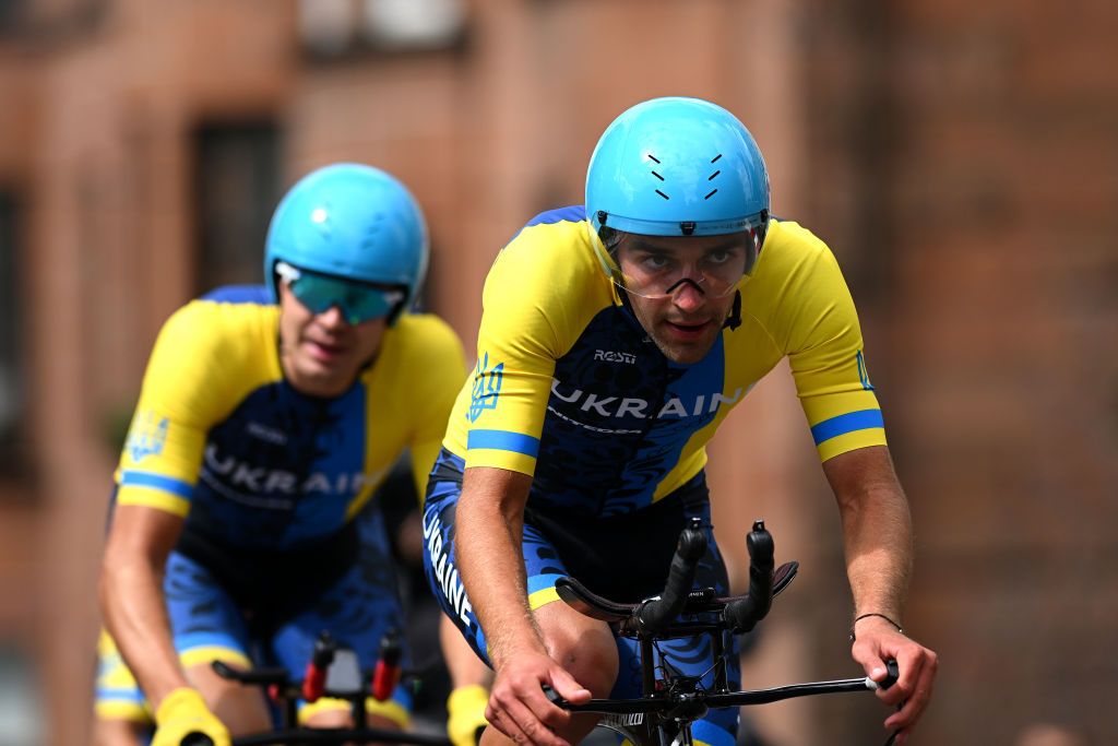 GLASGOW SCOTLAND AUGUST 08 Maksym Bilyi Vitalii Novakovskyi Dmytro Polupan sprint during the Team Time Trial Mixed Relay a 403km race from Glasgow to Glasgow at the 96th UCI Cycling World Championships Glasgow 2023 Day 6 UCIWT on August 08 2023 in Glasgow Scotland Photo by Dario BelingheriGetty Images