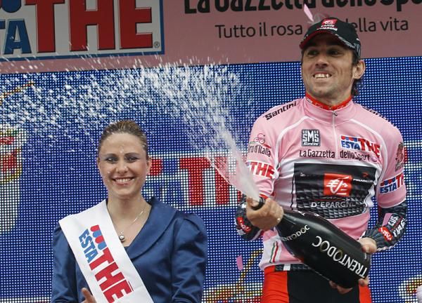 Another day, another bottle of bubbly for Giro leader David Arroyo (Caisse d'Epargne) to uncork.