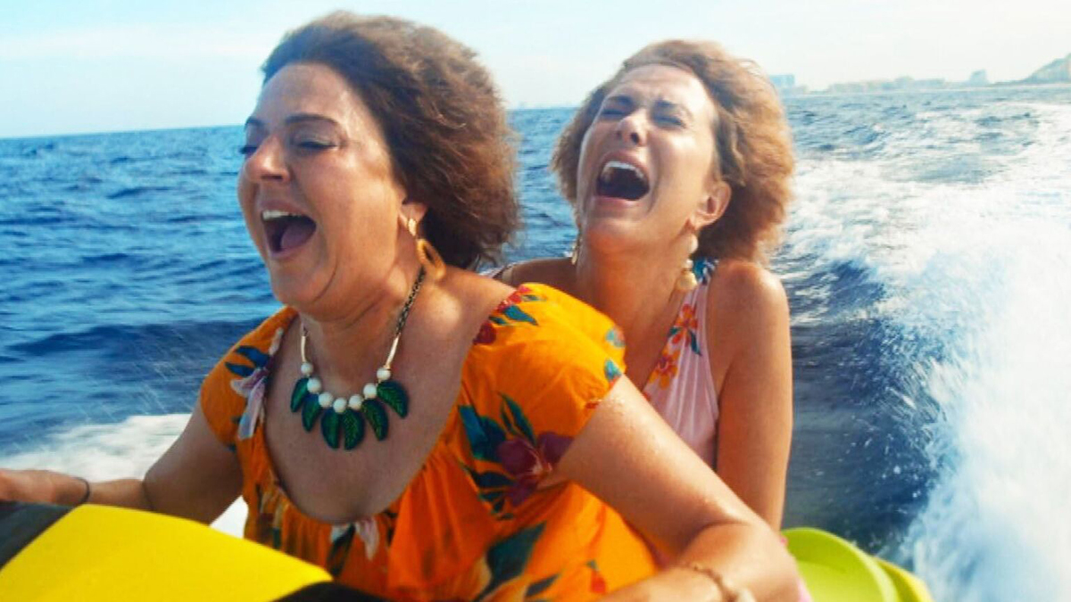 Kristen Wiig and Annie Mumolo in Barb and Star Go to Vista Del Mar