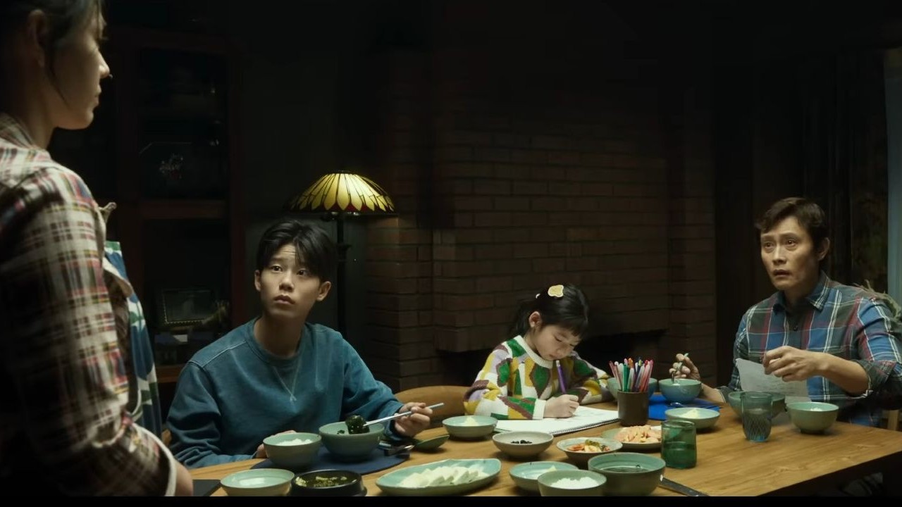 Lee Byung-hun, Son Ye-jin, Woo Seung Kim, and So Yul Choi sitting around the dinner table.
