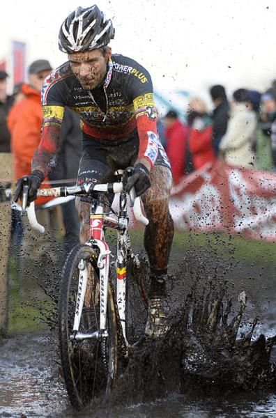 Niels Albert (BKCP-Powerplus) navigates the mud