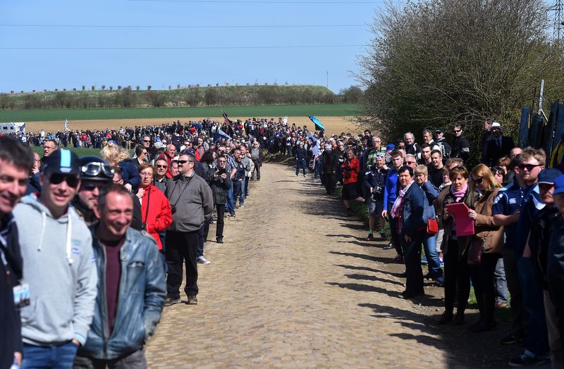 Fans line the Troisvilles &agrave; Inchy as the peloton approaches