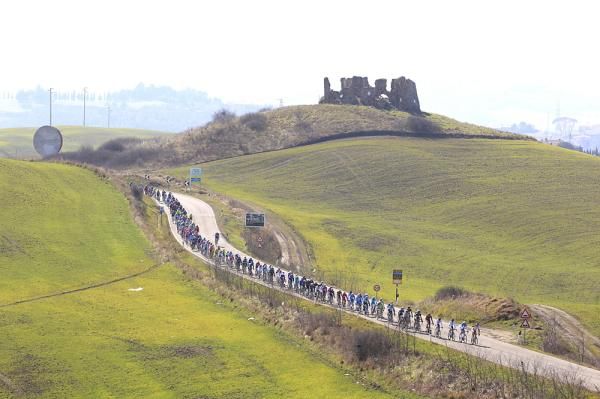 The Tirreno-Adriatico peloton speeds through the countryside