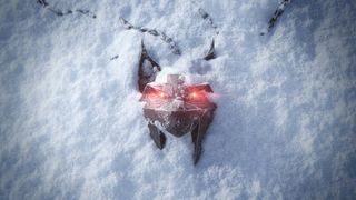 En amulett som liknar ett lodjurshuvud ligger halvt dold i snön i en teaserbild för The Witcher 4.