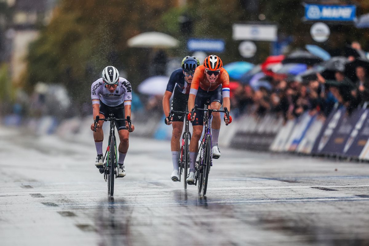 Picture by Ed Sykes/SWpix.com - 26/09/2024 - 2024 UCI Road and Para-cycling Road World Championships, Zurich, Switzerland - Men Junior Road Race - Senna Remijn (Netherlands) sprints the third place with Paul Fietzke (Germany) in fourth and Ashlin Barry (USA) in fifth