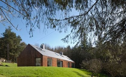 Located in Roxburghshire, Scotland, Blakeburn is a woodland cottage designed by A449 Architects
