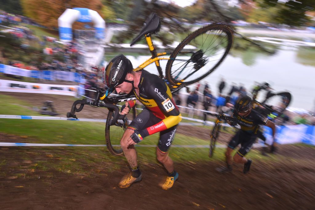 Toon Aerts running up the climb
