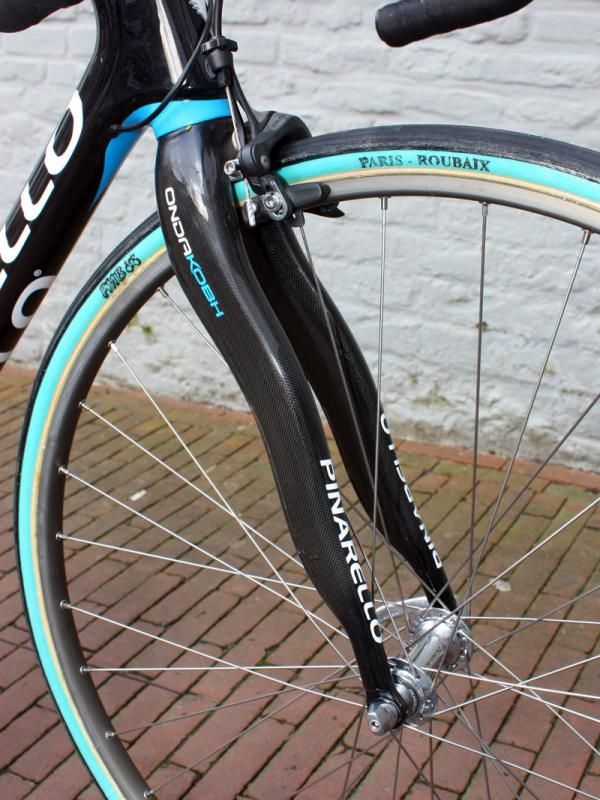 The matching Onda KOBH fork displays Pinarello's characteristic wavy shape.