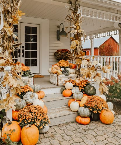 8 ways to decorate with pumpkins: for a stand-out display