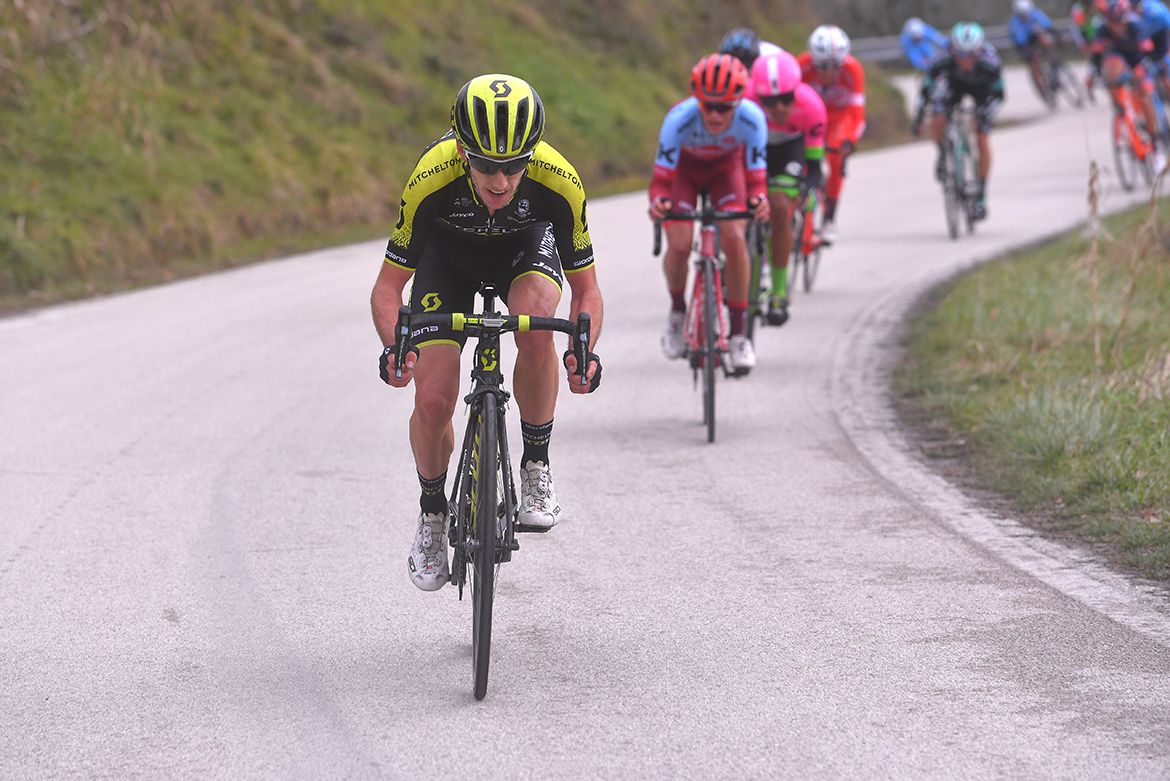 Adam Yates (Mitchelton-Scott) tries to get away