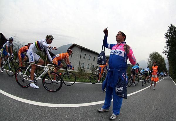 Gimme my food &ndash; but the Lampre soigneur seems not the be used to hand out something to a guy in white and Ballan stayed hungry.