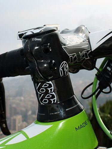 The opposing-bolt steerer clamp uses replaceable hardware.