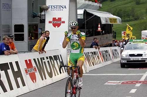 Yeesss... Steve Morabito (Phonak) clenches his fists.