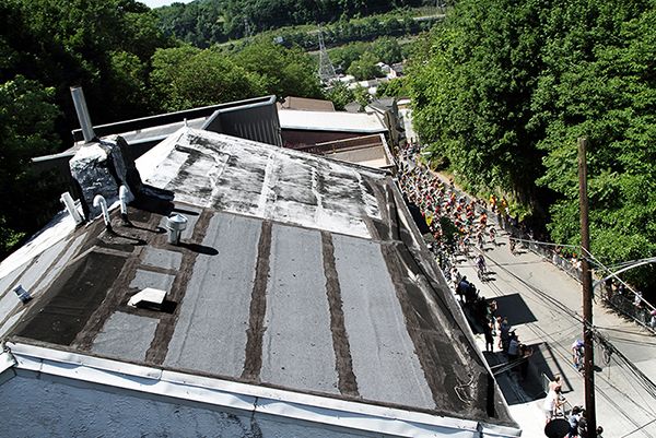 The field advances up the famed Manayunk wall