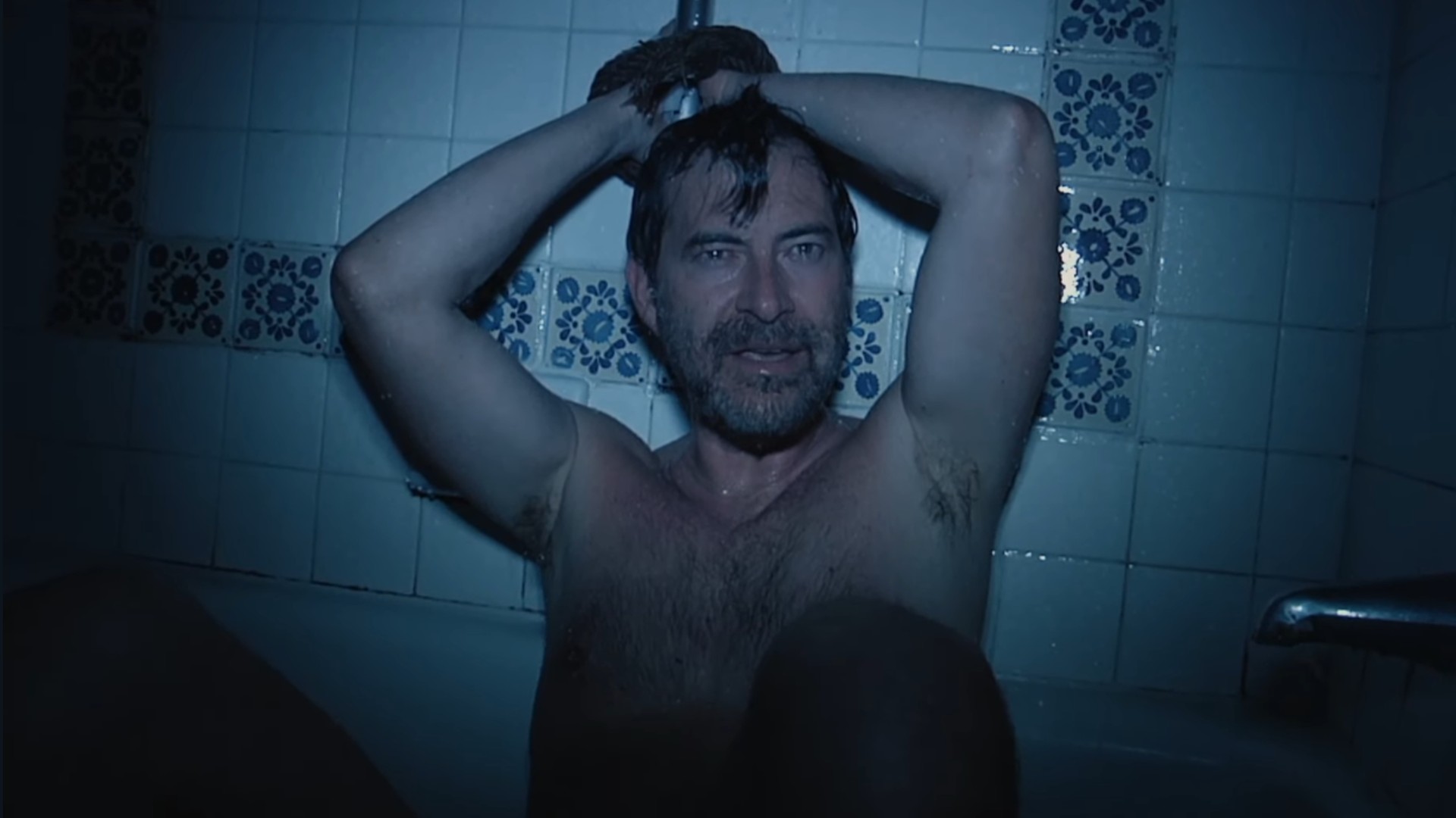 Mark Duplass regresa como el asesino en serie Peachfuzz en el escalofriante primer tráiler de la serie derivada de terror The Creep Tapes.