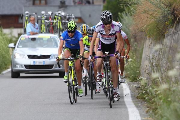 Mara Abbott (Diadora Pasta Zara) leads the chase group behind the four riders ahead