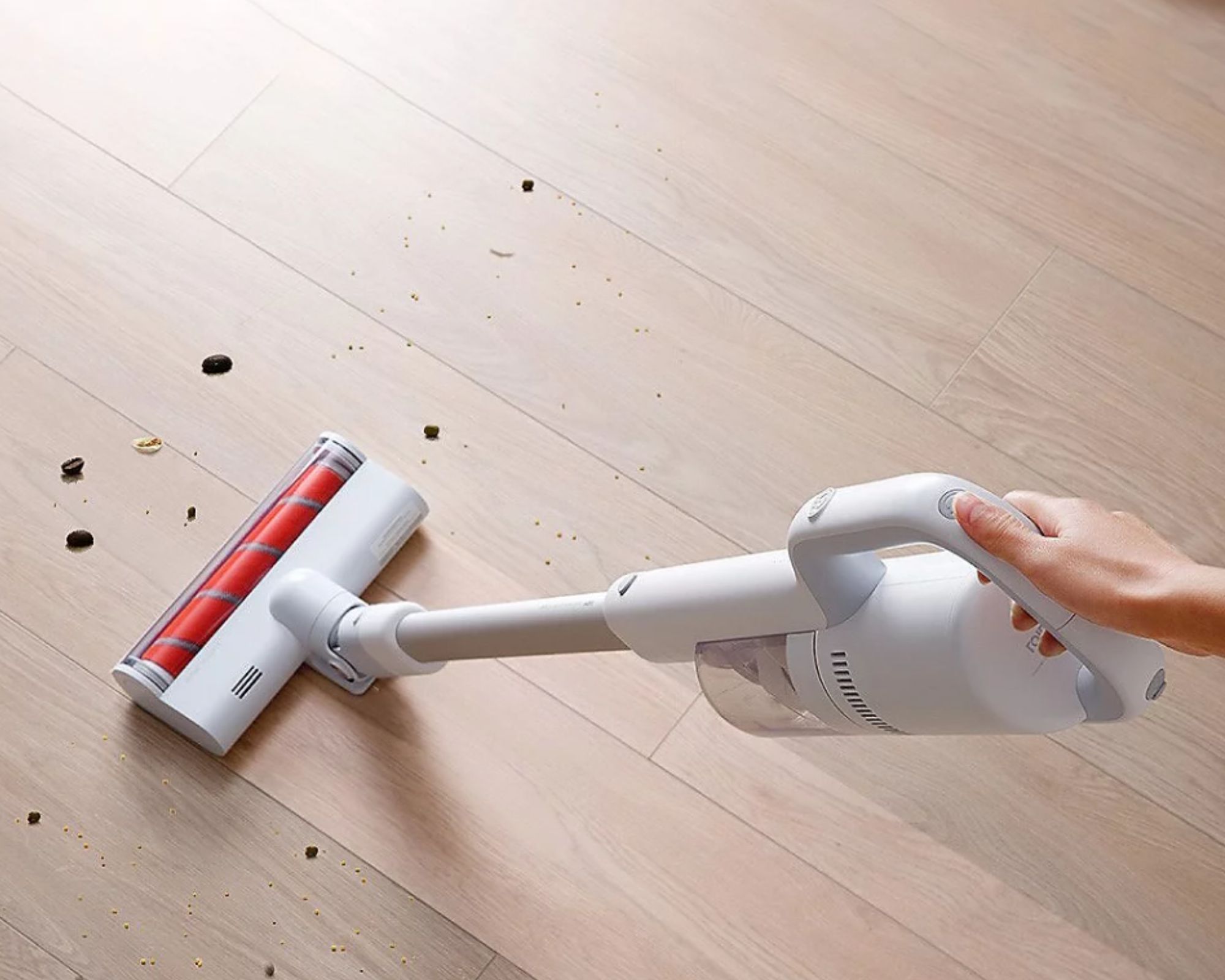 Roidmi cordless vacuum in white and red