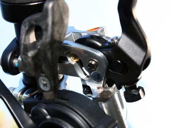 The Trail version of Shimano's new XTR brake levers features tool-free reach adjustment plus Servo Wave technology, which brings the pads to the rotor more quickly but also provide excellent modulation and power. The Race version does without in both cases to save weight.