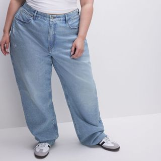 model wearing good american loose 90s jeans