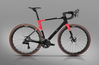 The SL R combines aerodynamic learnings from the Ultra aero bike with a more relaxed endurance geometry