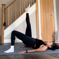Glute bridges every day: Becks trying glute bridges at home