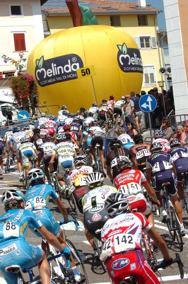 The peloton on the final climb of the Trofeo Melinda