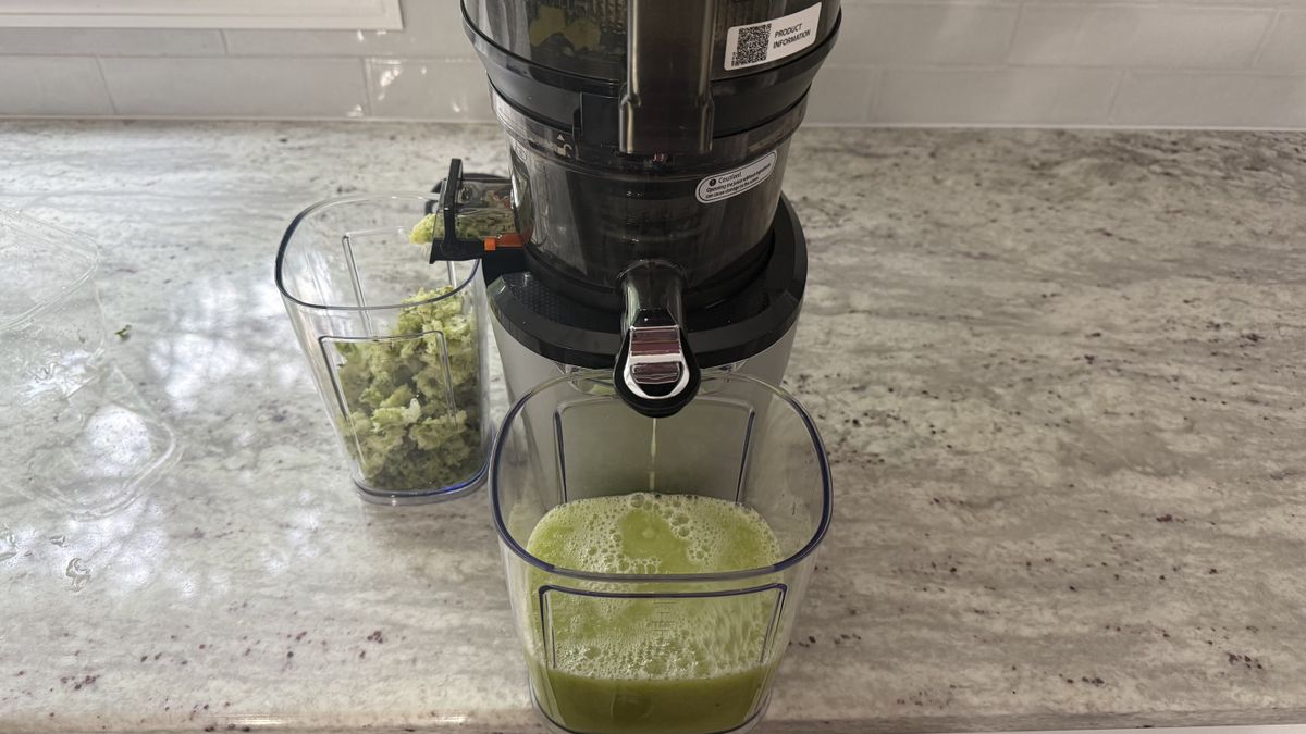 Kuvings Hands-Free Slow Juicer AUTO10 Plus green juice