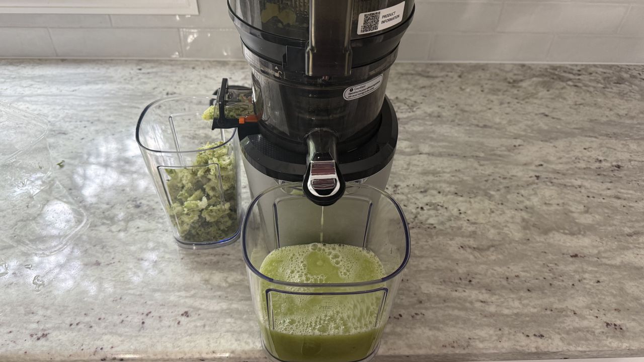 Kuvings Hands-Free Slow Juicer AUTO10 Plus green juice