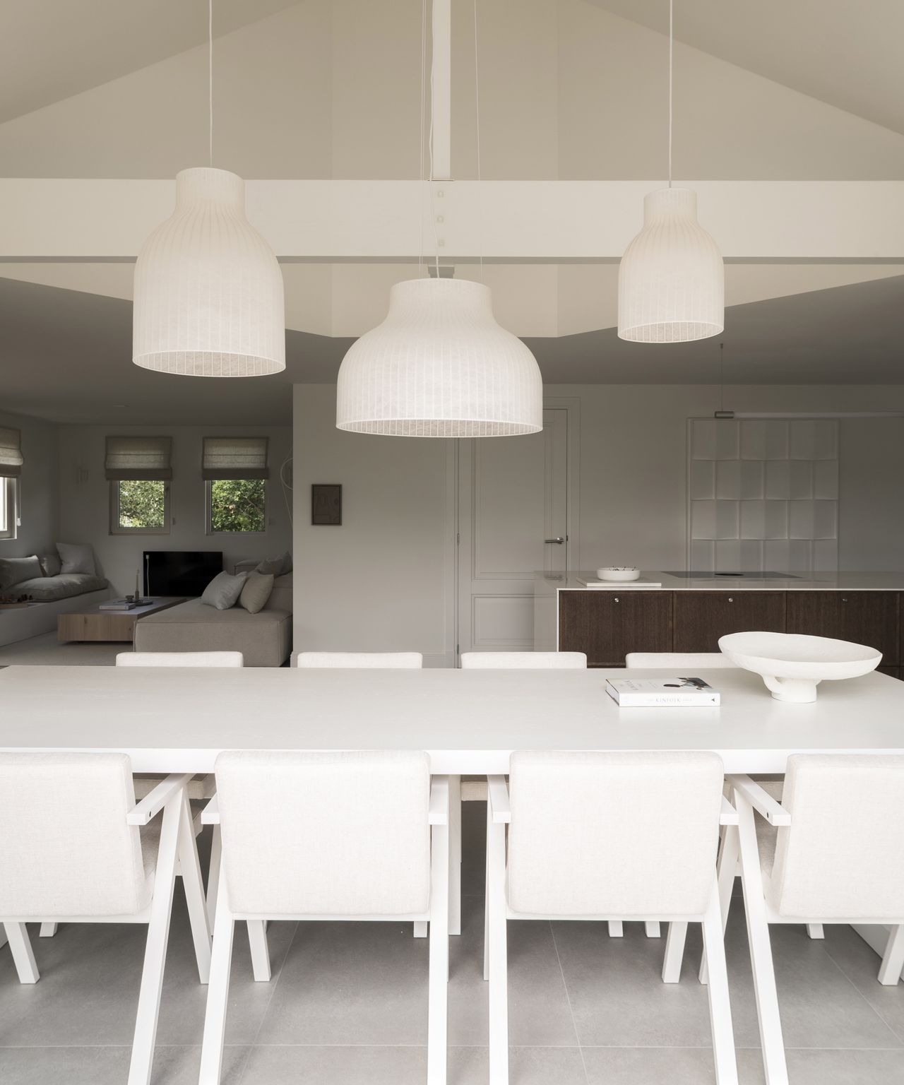 Drie glazen armaturen boven een witte tafel in een Nederlandse strandvilla