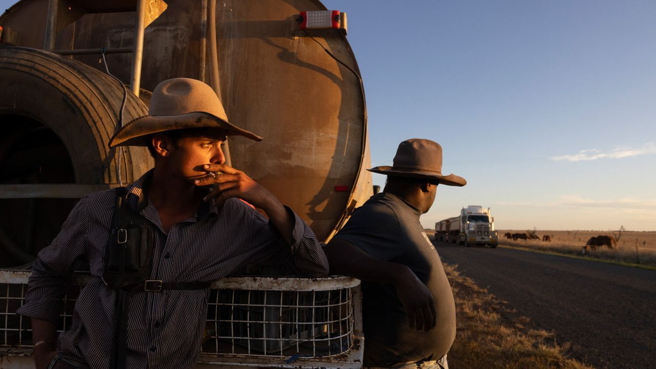 This cinematic photo of Australian drovers is honored at a major awards – and it’s a masterclass in visual storytelling