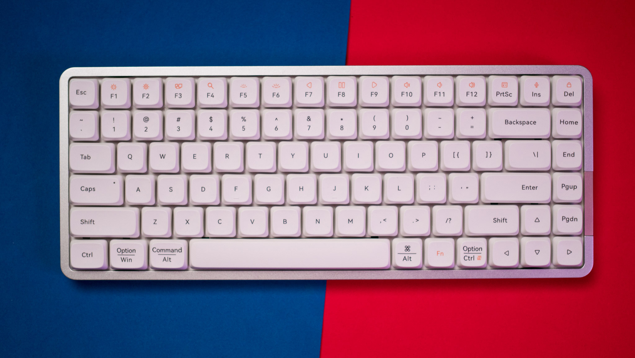 Vista frontal do teclado Lofree Flow contra fundo azul e vermelho