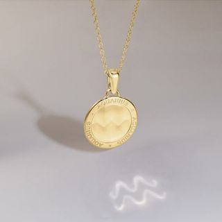 886 Caustic Aquarius Pendant With Chain in 18ct Yellow Gold