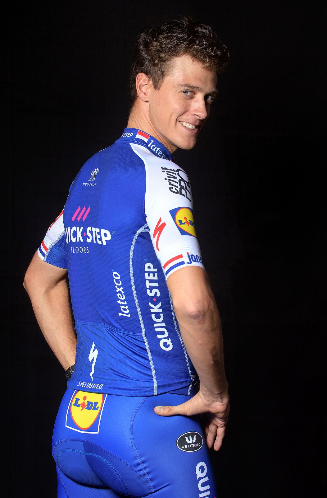 Niki Terpstra shows the back of the kit