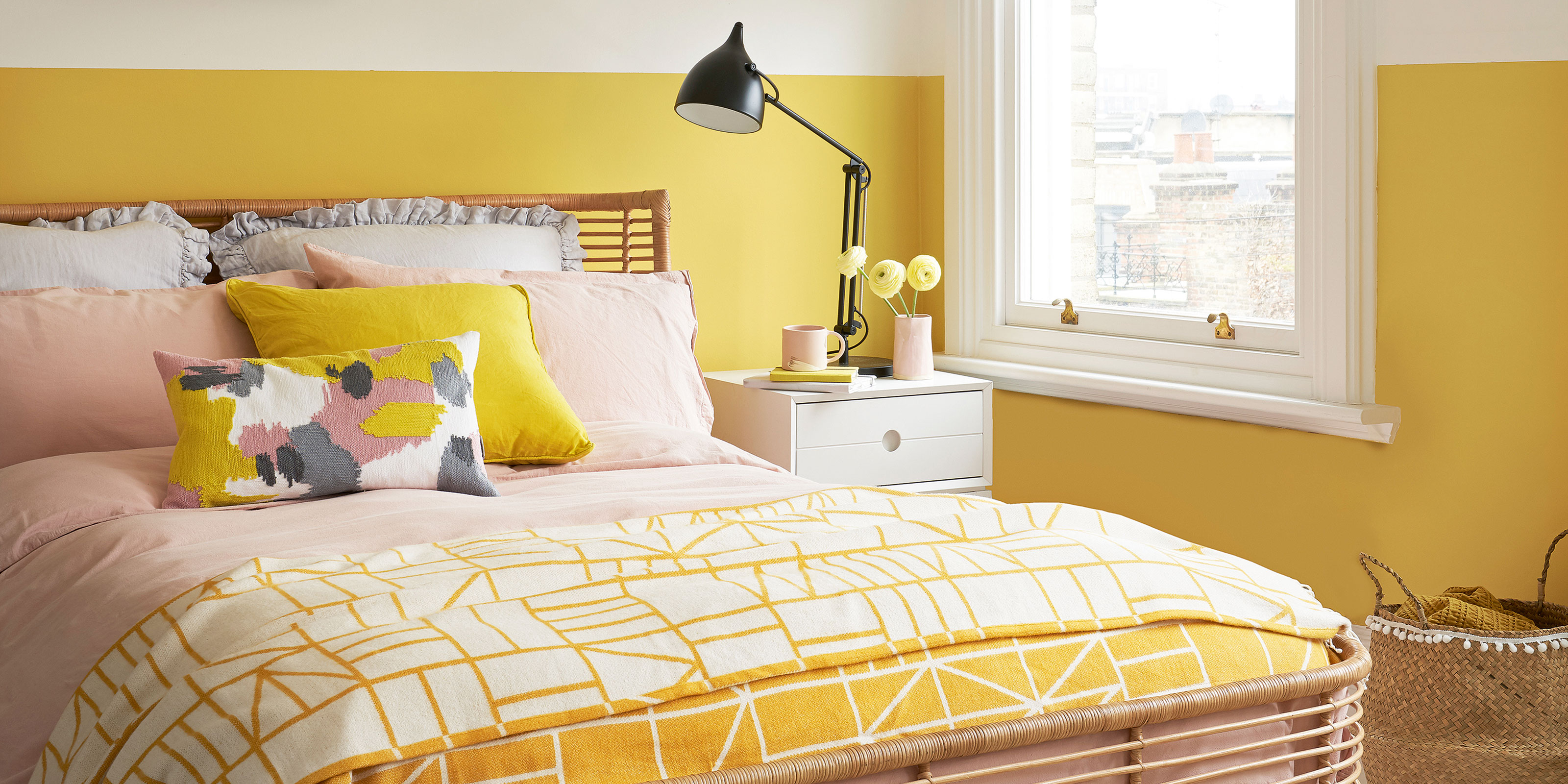 Горчичные обои. Комната с желтыми стенами. Комната в желтом цвете. Спальня в ярких тонах. Желтые стены в спальне.