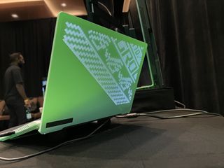 un portátil blanco en un resplandor verde con una parte trasera animada