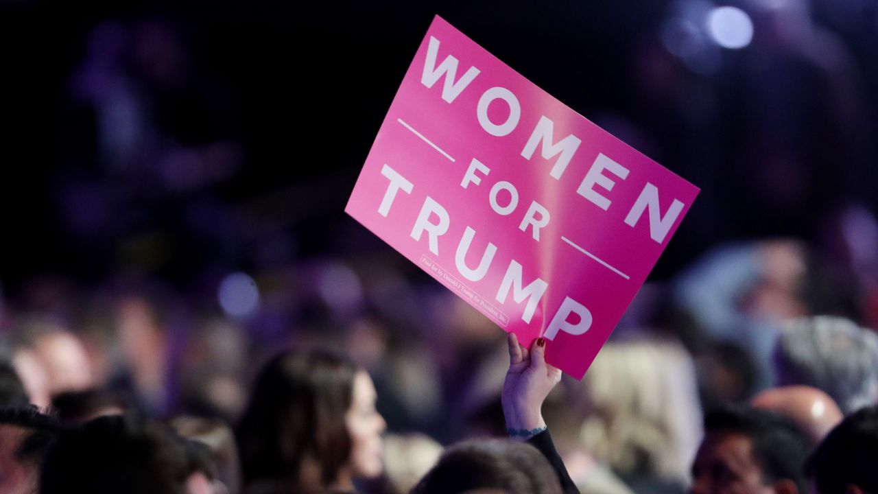 Pink &quot;Women for Trump&quot; Voter&#039;s Sign