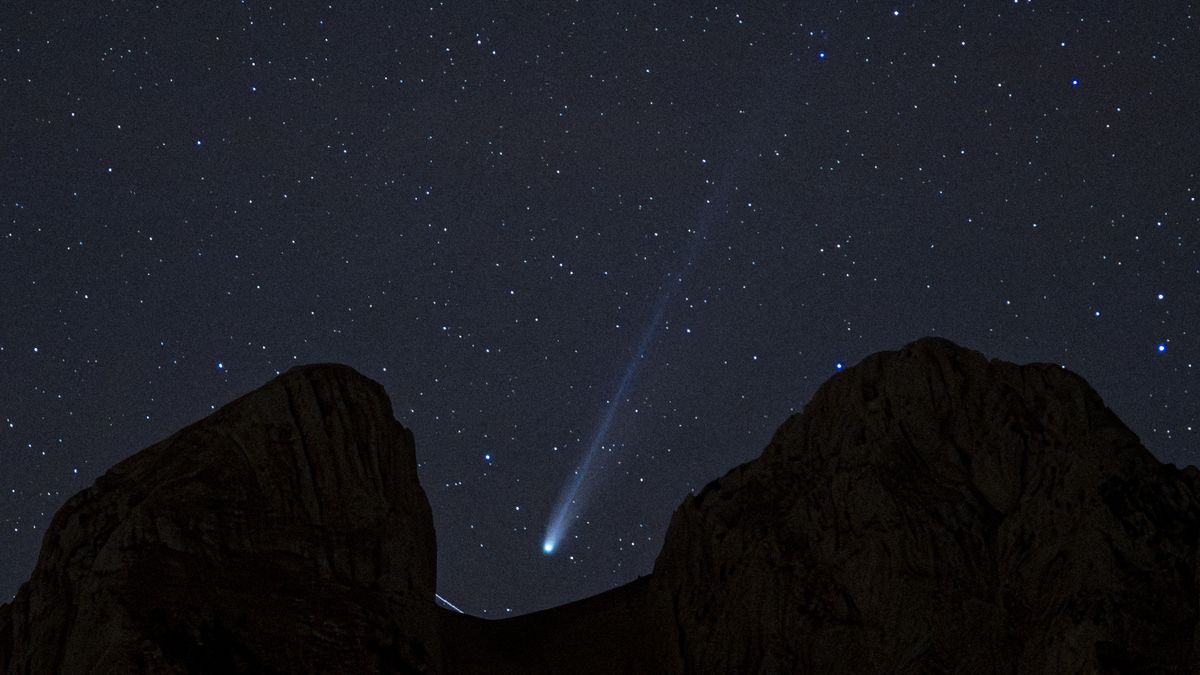 Cometa Lemmon: immagini spettacolari e la sfida dei satelliti per gli astrofotografi