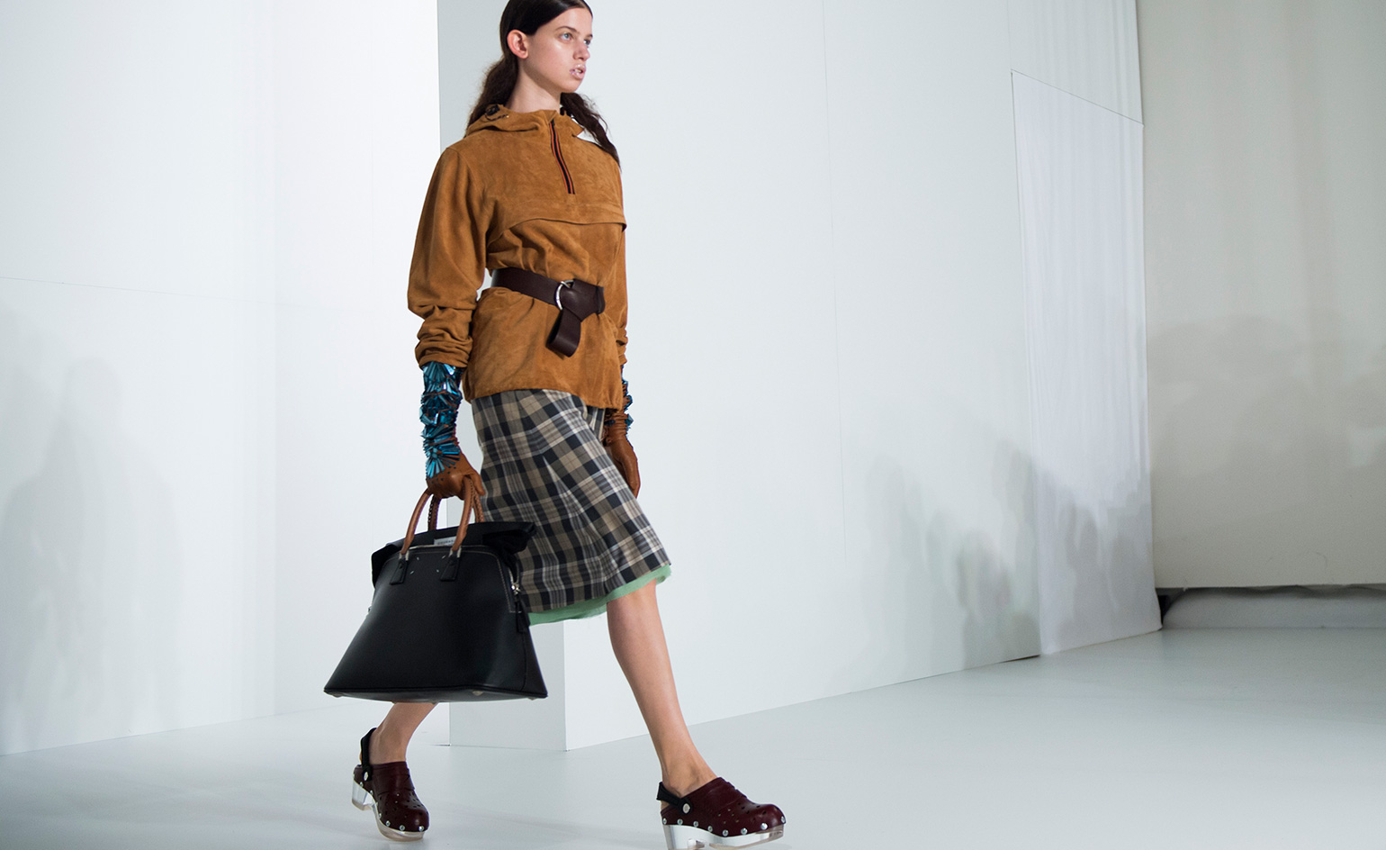 Model is carrying a black colored bag.