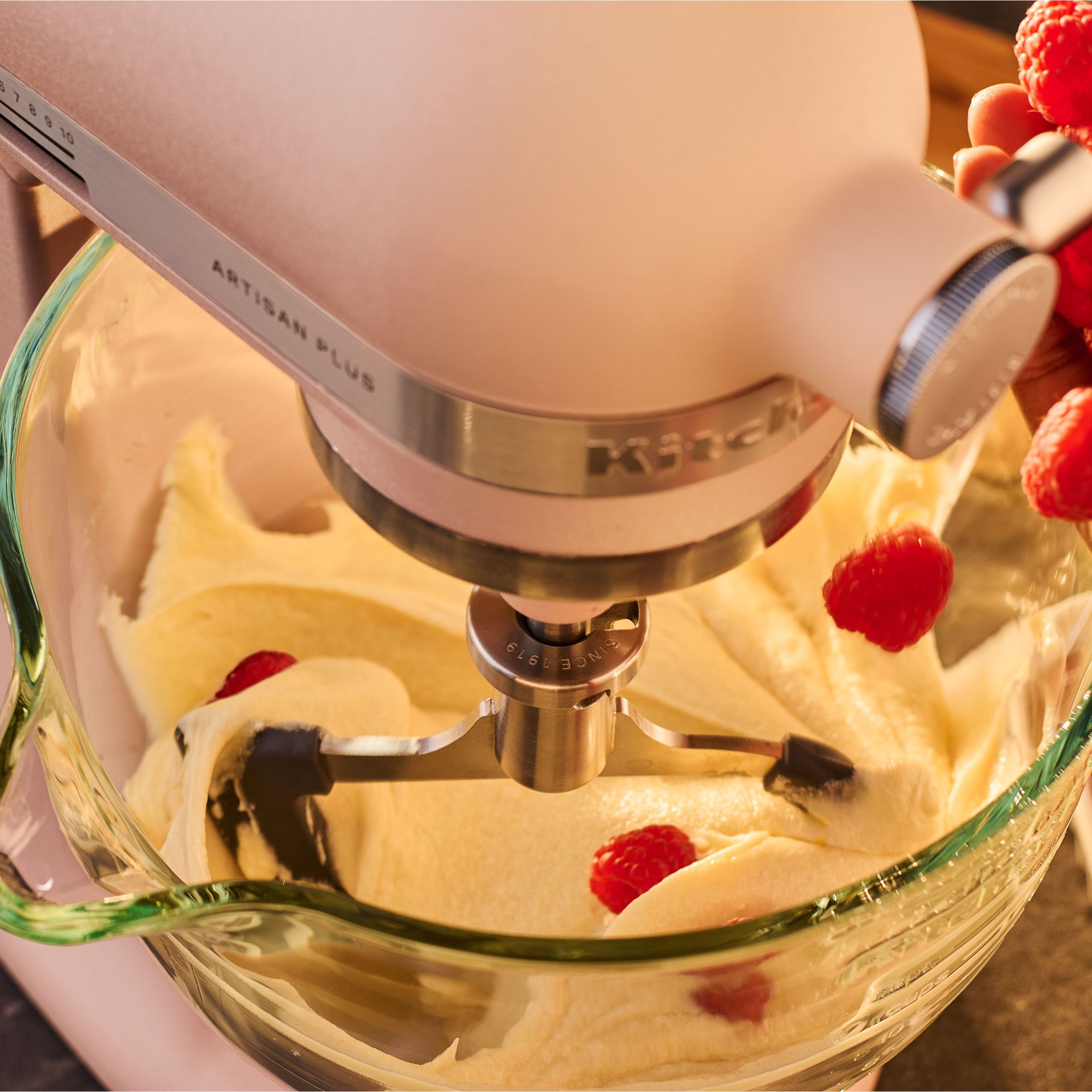 Mixer Tilt-Head 4.7l - Artisan Plus - pink - mixing cream and raspberries